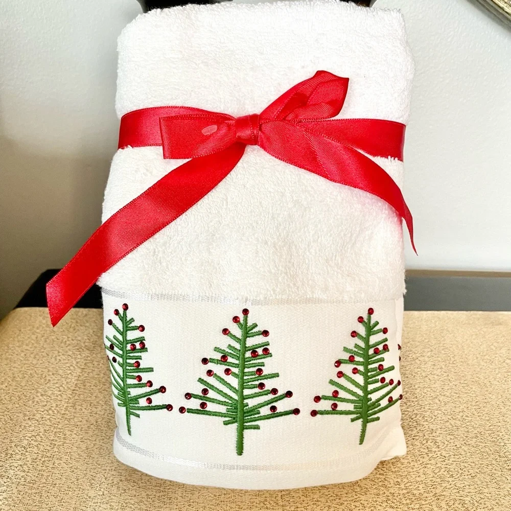 NWT SET OF 2 Jeweled Christmas Tree Hand Towels